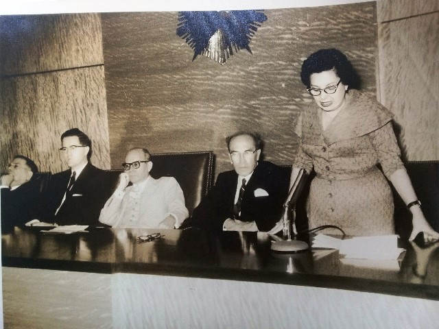 Foto de La directora Lilia Castro de Morales en los actos de inauguración del nuevo edificio de la Biblioteca Nacional José Martí, febrero de 1958. Colección de fotografías BNJM.